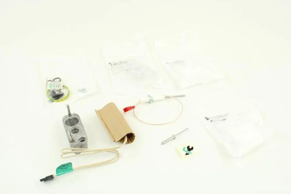 Bosch Zündungsset bestehend aus mehreren Komponenten, einschließlich einer metallenen Halterung, Kabeln, Dichtungen und einem kleinen Motor, in durchsichtigen Verpackungen.